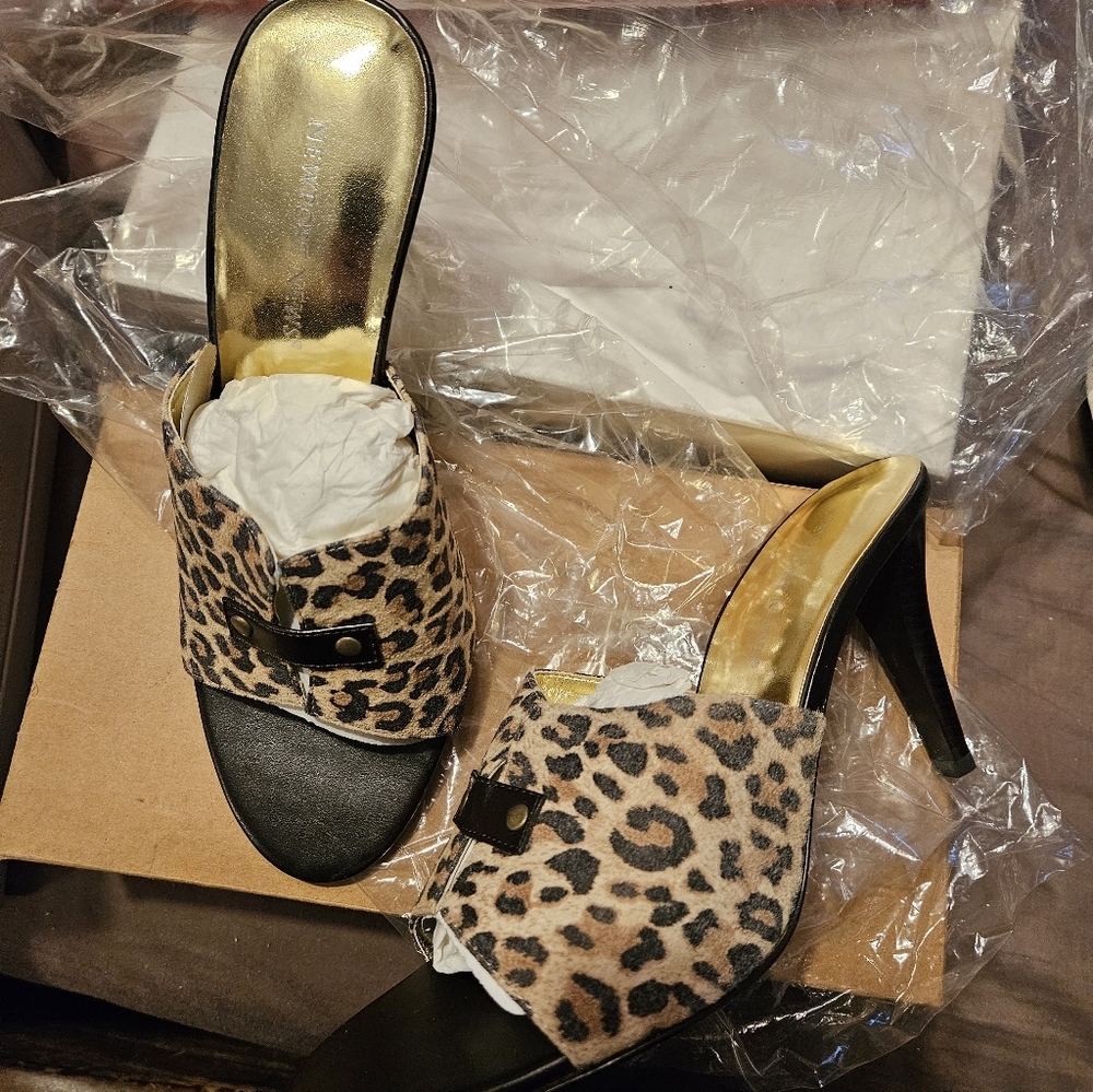 Jungle slides with heel NWOT